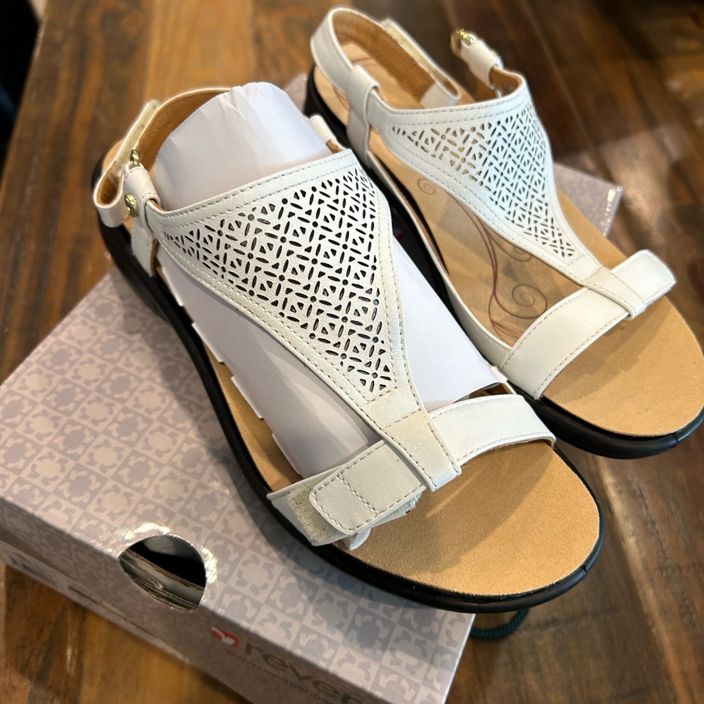 NEW Revere Santa Fe in coconut color. Never worn. size 7W , orthotic friendly
